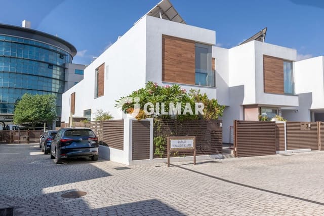 4 quarto Moradia em Banda para venda em Dos Hermanas com piscina - 439 000 € (Ref: 10088441)