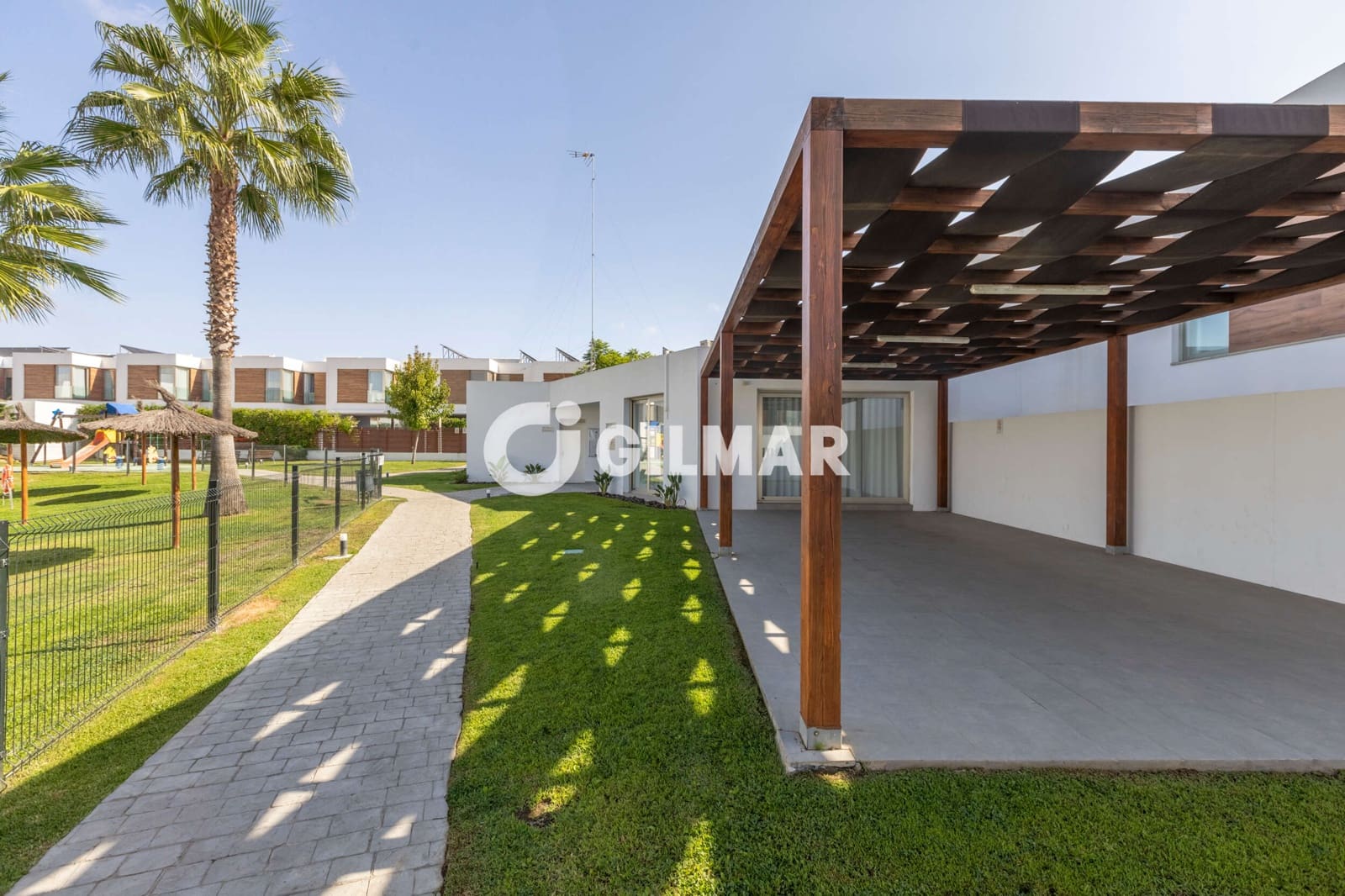 4 quarto Moradia em Banda para venda em Dos Hermanas com piscina - 439 000 € (Ref: 10088441)