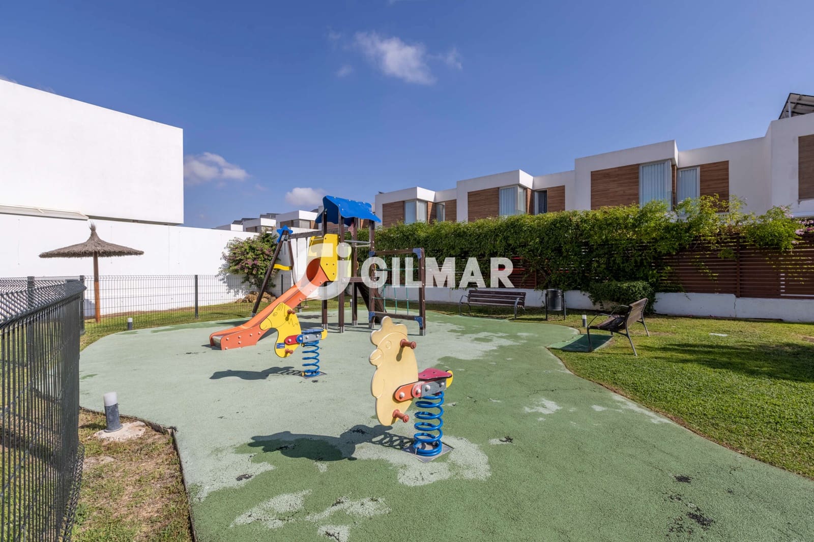 4 quarto Moradia em Banda para venda em Dos Hermanas com piscina - 439 000 € (Ref: 10088441)