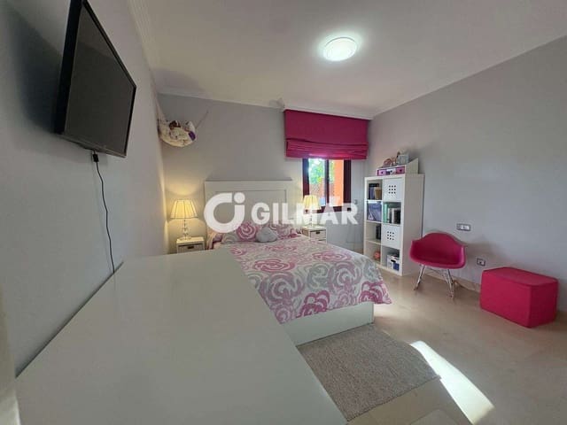 Piso de 4 habitaciones en Seghers, Estepona en venta con piscina garaje - 1.300.000 € (Ref: 10099165)