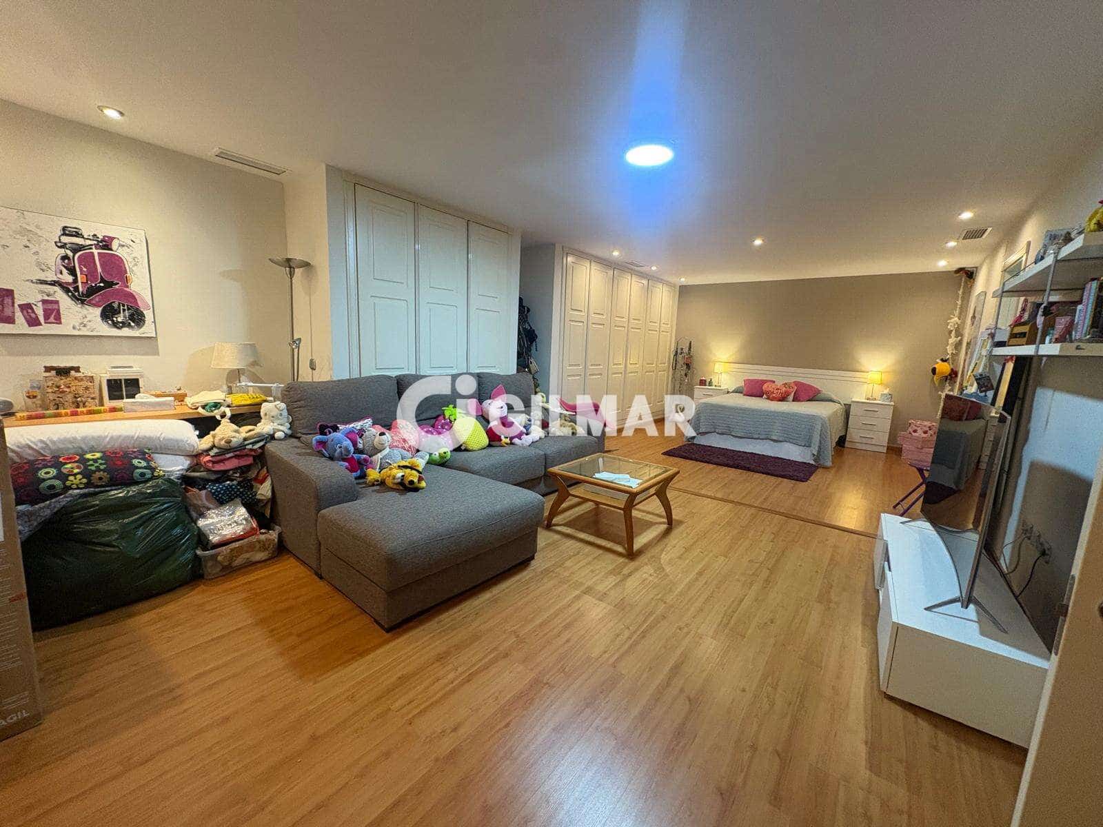 Piso de 4 habitaciones en Estepona en venta con piscina garaje - 1.300.000 € (Ref: 10099165)