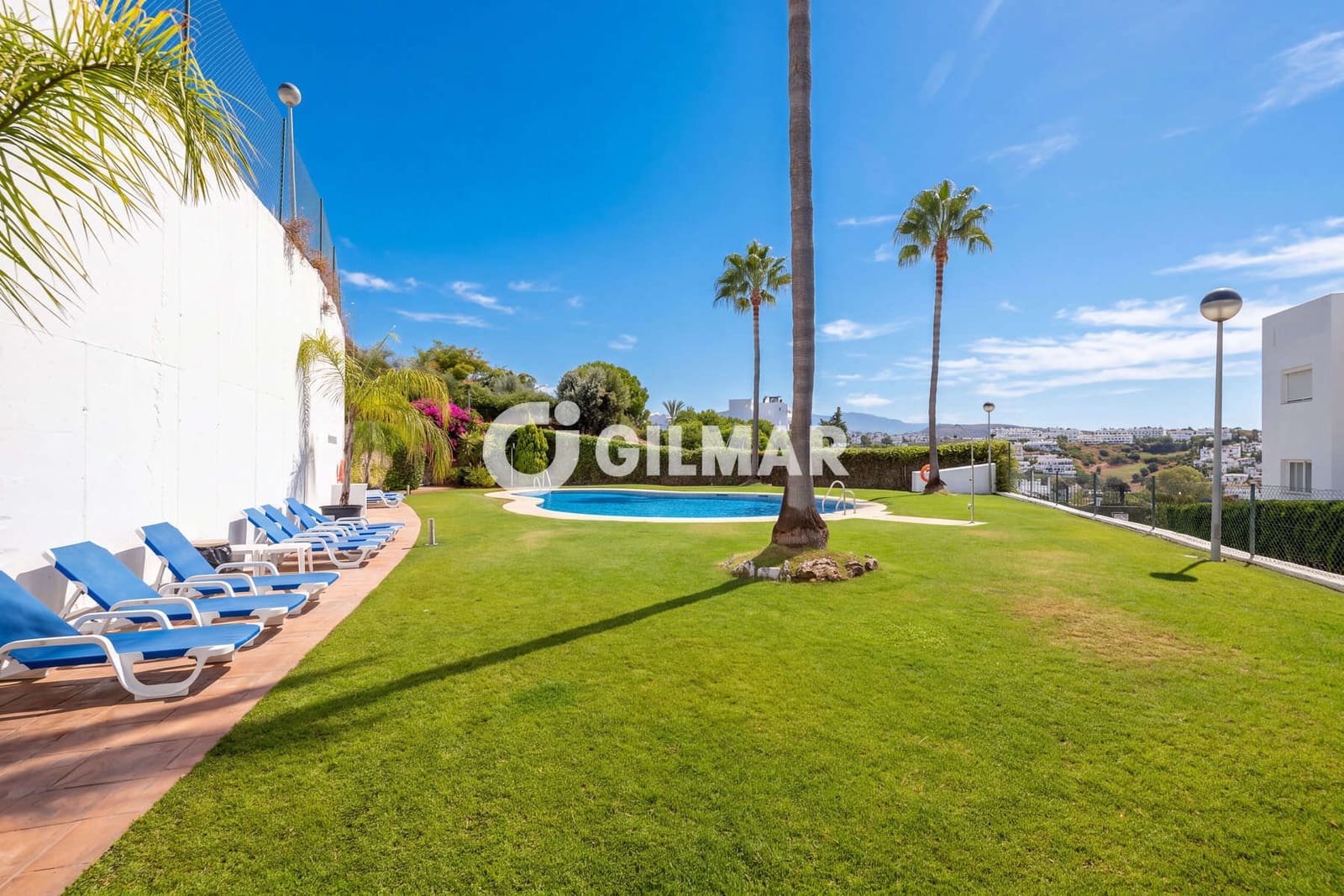 Piso de 2 habitaciones en Estepona en venta con piscina garaje - 360.000 € (Ref: 10120320)