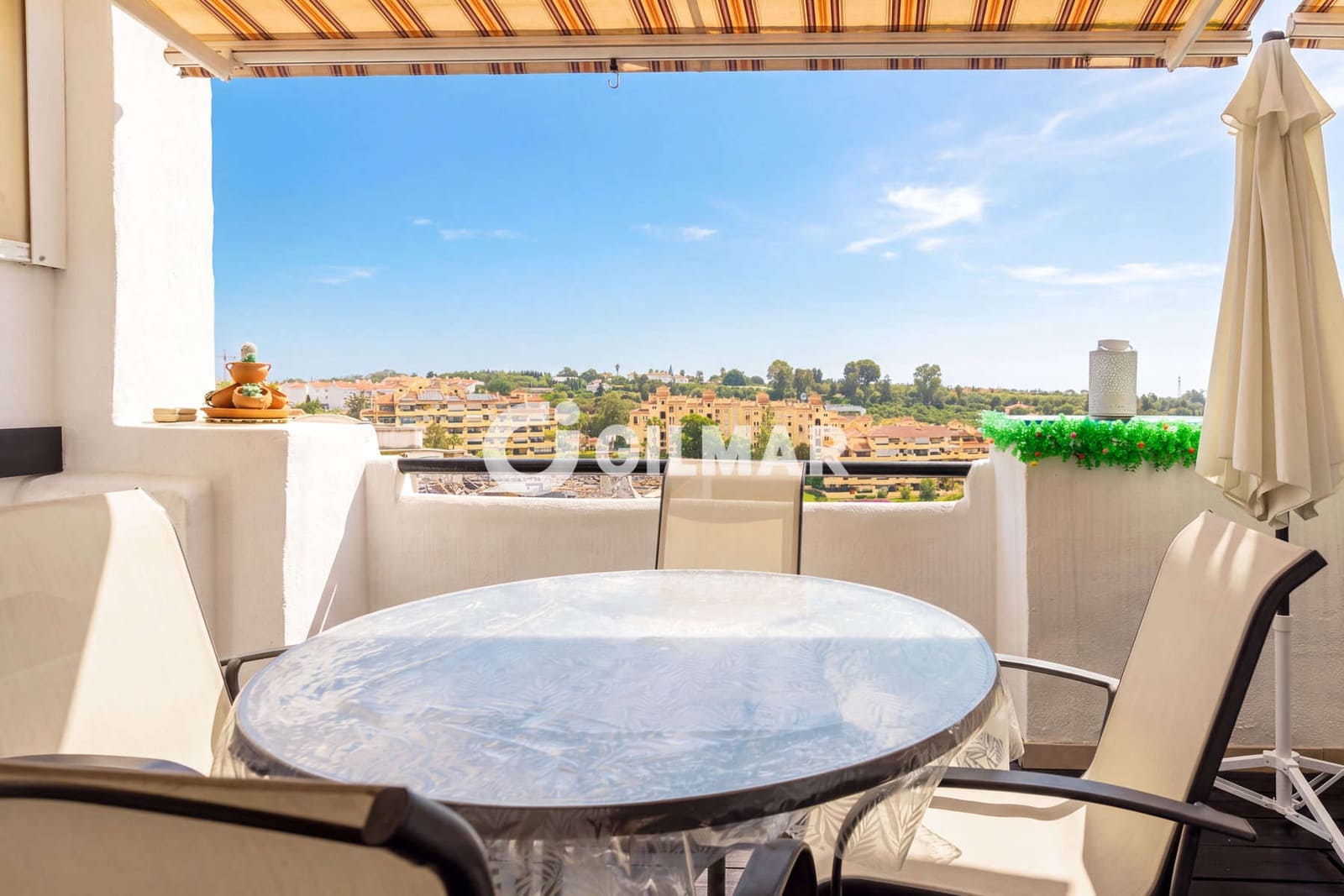 Piso de 2 habitaciones en Estepona en venta con piscina garaje - 360.000 € (Ref: 10120320)
