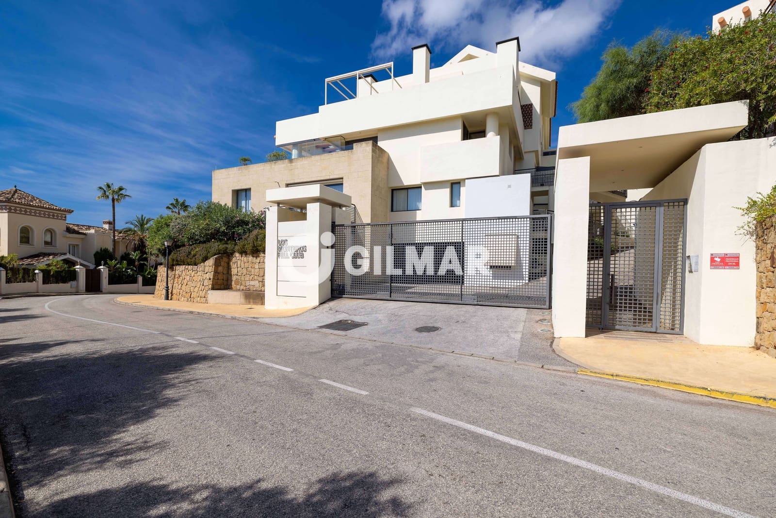 3 sypialnia Mieszkanie na sprzedaż w Marbella z basenem garażem - 880 000 € (Ref: 10136592)