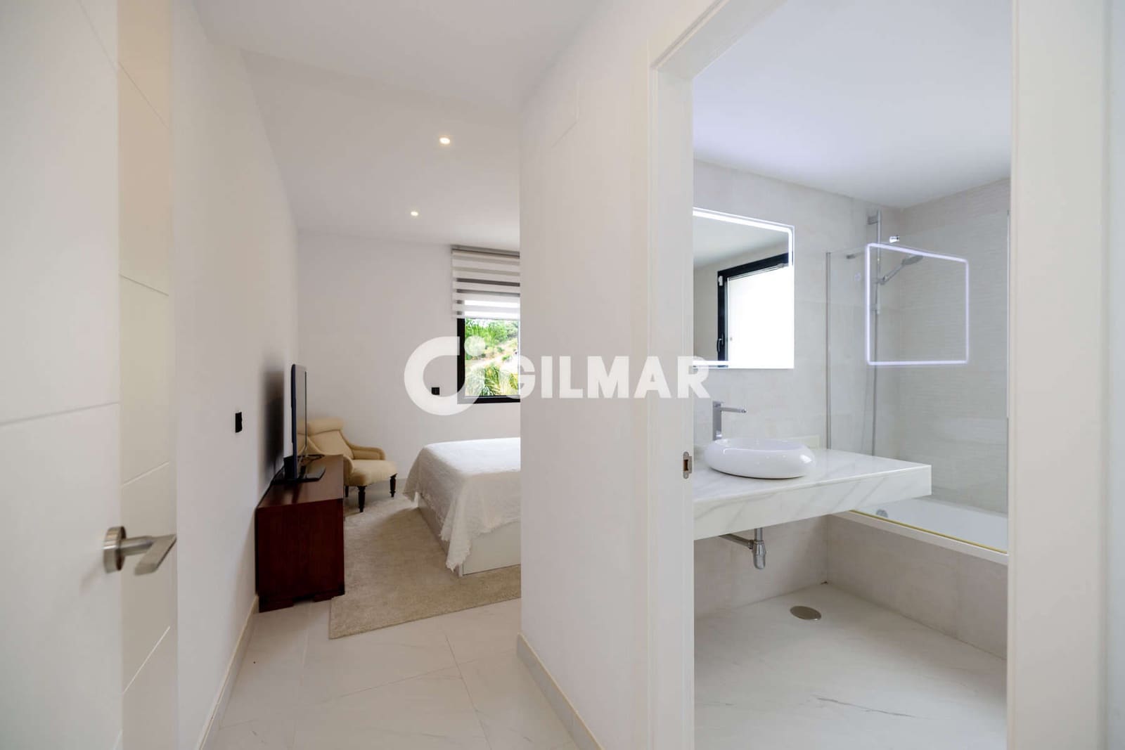 2 bedroom Flat for sale in Estepona with pool garage - € 545,000 (Ref: 10136741)