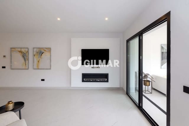 Piso de 2 habitaciones en Altos de Estepona, Estepona en venta con piscina garaje - 545.000 € (Ref: 10136741)