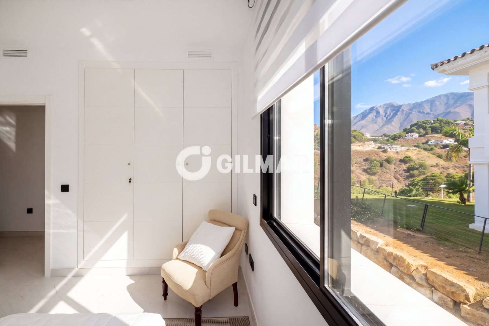 2 bedroom Flat for sale in Estepona with pool garage - € 545,000 (Ref: 10136741)