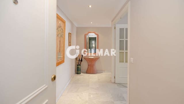Piso de 3 habitaciones en Casco Antiguo, Marbella en venta con piscina garaje - 750.000 € (Ref: 10145084)