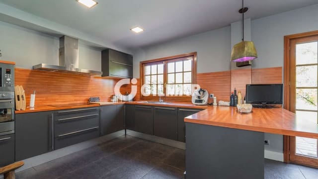 4 soverom Villa til salgs i La Moraleja, Alcobendas med svømmebasseng garasje - € 4 250 000 (Ref: 10158733)