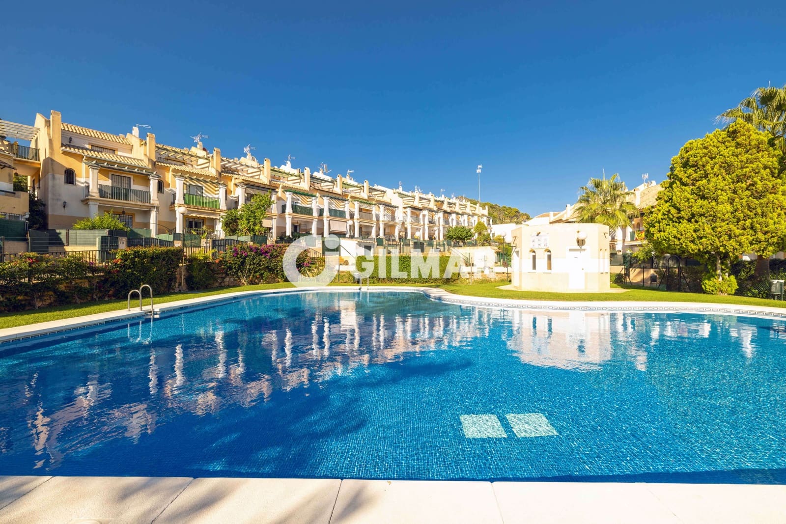 4 makuuhuone Rivitalo myytävänä paikassa Marbella mukana uima-altaan 
autotalli - 640 000 € (Ref: 10165774)