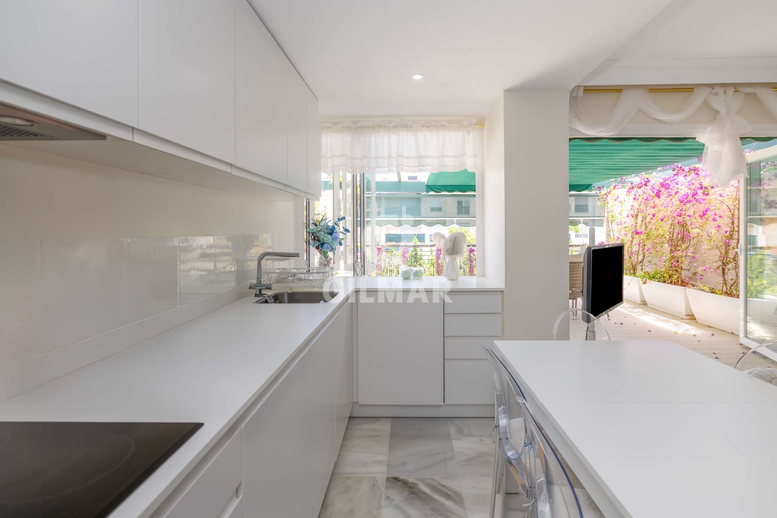 2 soverom Leilighet til salgs i Nueva Andalucia med svømmebasseng garasje - € 490 000 (Ref: 9205777)