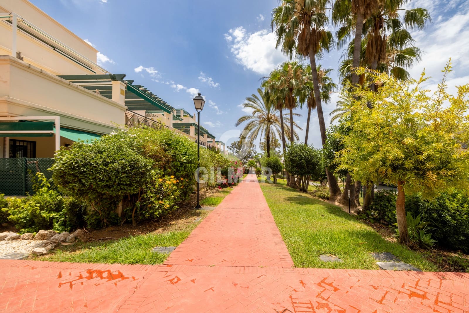 2 soverom Leilighet til salgs i Nueva Andalucia med svømmebasseng garasje - € 490 000 (Ref: 9205777)