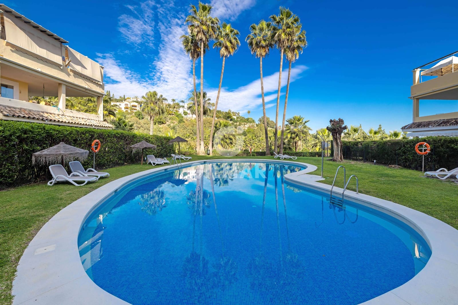 2 soveværelse Penthouse til salg i La Quinta med swimmingpool garage - € 399.000 (Ref: 9205783)