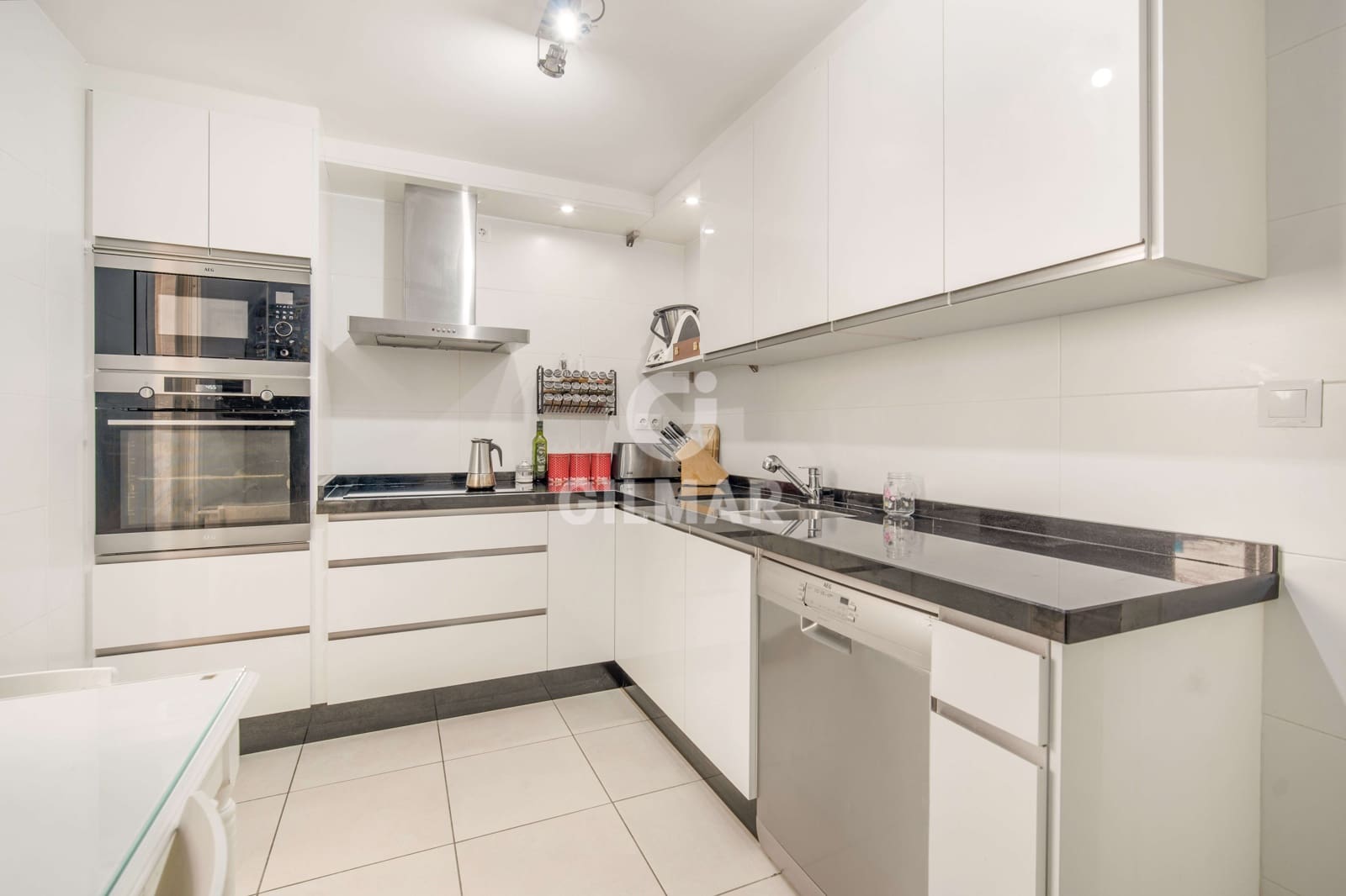 3 sypialnia Mieszkanie na sprzedaż w Nueva Andalucia z basenem garażem - 425 000 € (Ref: 9205788)