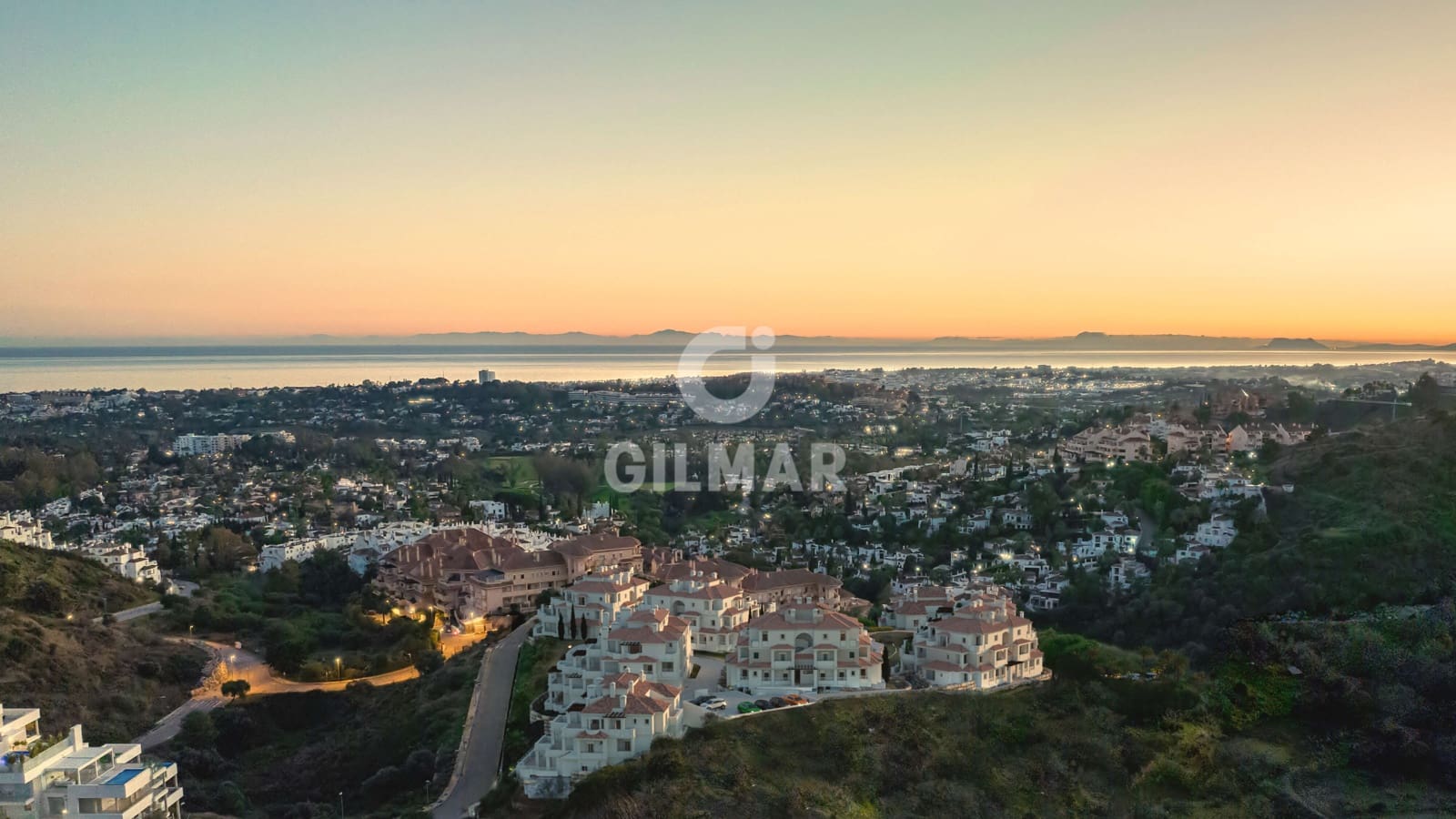 2 soveværelse Penthouse til salg i Nueva Andalucia med swimmingpool garage - € 511.500 (Ref: 9205800)