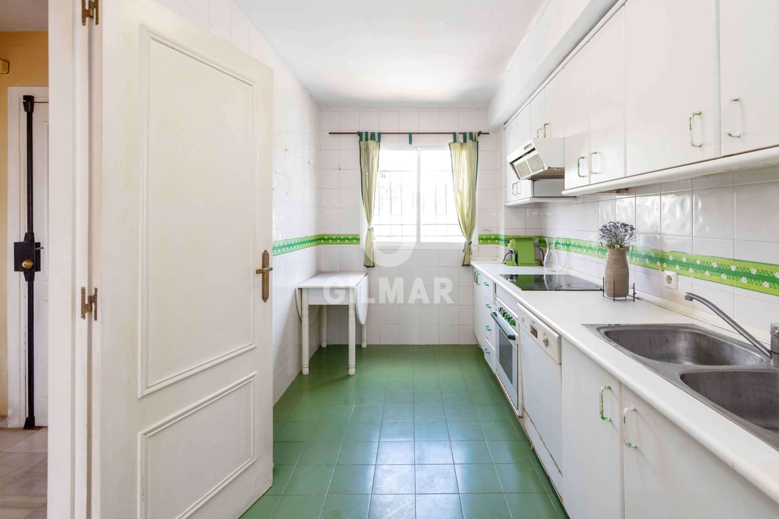 3 makuuhuone Asunto myytävänä paikassa Nueva Andalucia mukana uima-altaan 
autotalli - 535 000 € (Ref: 9205819)