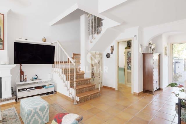 Adosado de 4 habitaciones en San Pedro de Alcántara Pueblo, Marbella en venta con piscina garaje - 649.000 € (Ref: 9205829)