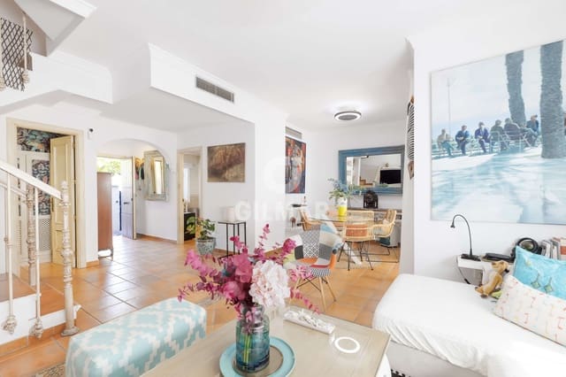 Adosado de 4 habitaciones en San Pedro de Alcántara Pueblo, Marbella en venta con piscina garaje - 649.000 € (Ref: 9205829)