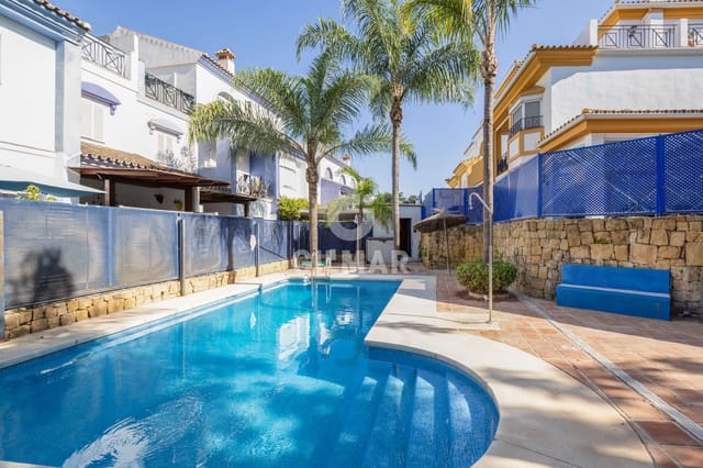 Adosado de 4 habitaciones en San Pedro de Alcántara Pueblo, Marbella en venta con piscina garaje - 649.000 € (Ref: 9205829)