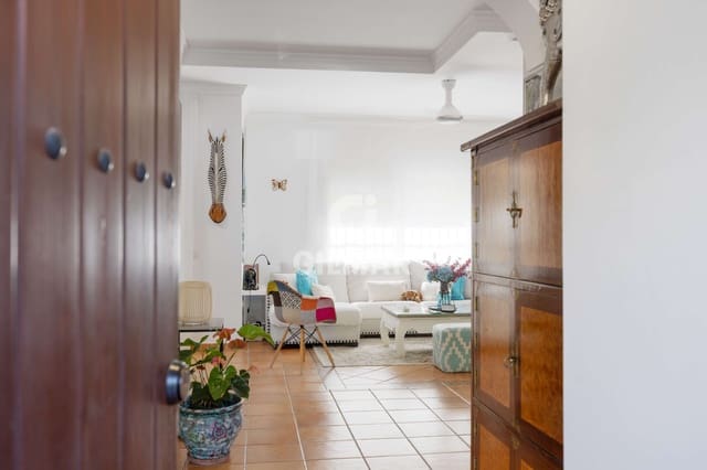 Adosado de 4 habitaciones en San Pedro de Alcántara Pueblo, Marbella en venta con piscina garaje - 649.000 € (Ref: 9205829)