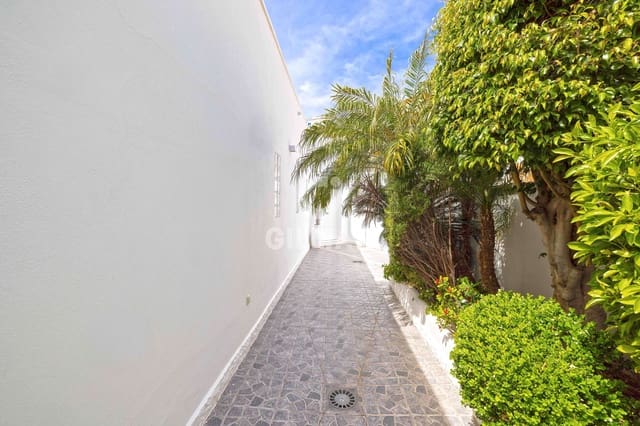 Chalet de 4 habitaciones en Benalmadena Costa, Benalmádena en venta con piscina garaje - 3.590.000 € (Ref: 9205849)