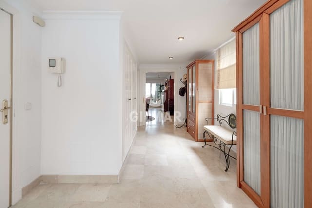 2 bedroom Flat for sale in Puerto Banus, Marbella with pool garage - € 950,000 (Ref: 9205882)