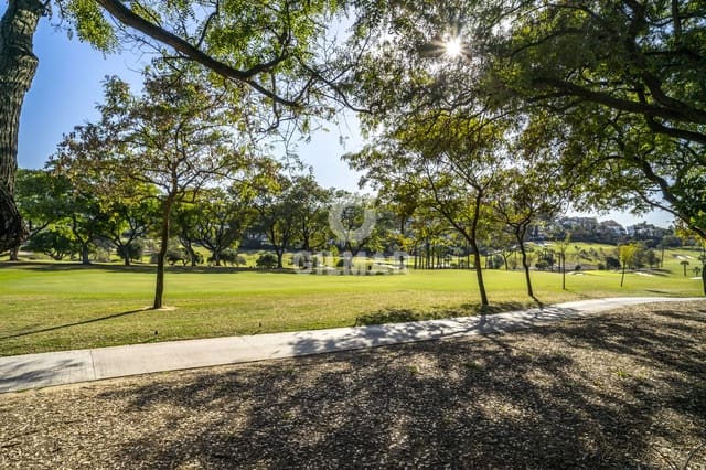 3 sypialnia Mieszkanie na sprzedaż w Las Brisas, Marbella z basenem garażem - 1 150 000 € (Ref: 9205896)