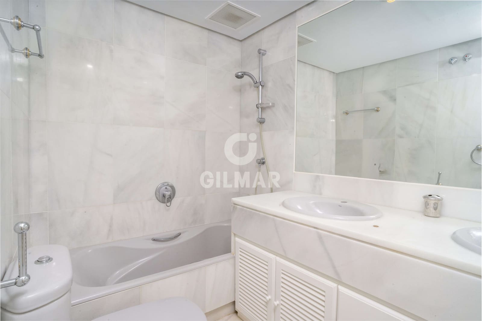 3 sypialnia Mieszkanie na sprzedaż w Nueva Andalucia z basenem garażem - 1 150 000 € (Ref: 9205896)