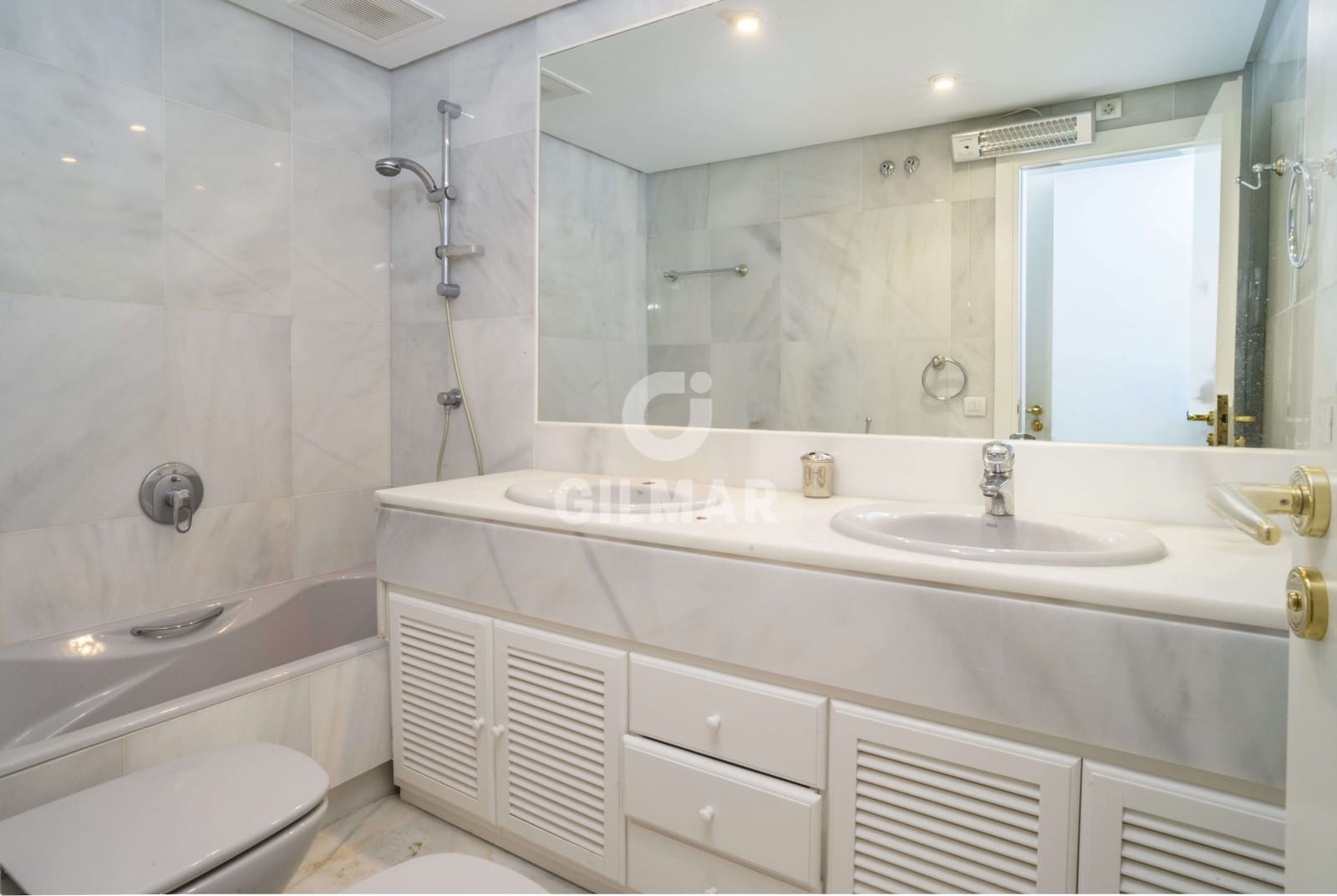 3 sypialnia Mieszkanie na sprzedaż w Nueva Andalucia z basenem garażem - 1 150 000 € (Ref: 9205896)