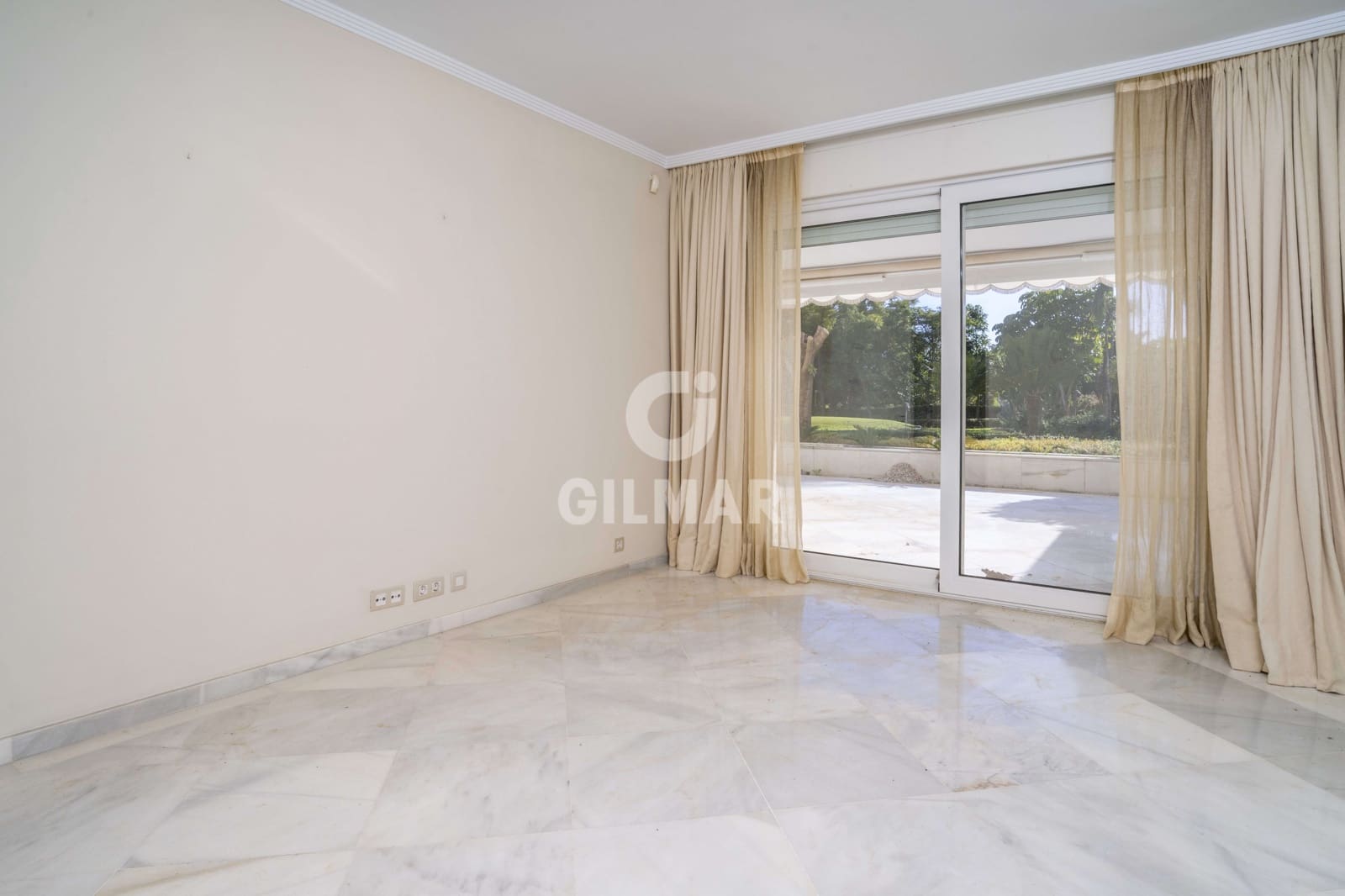 3 sypialnia Mieszkanie na sprzedaż w Nueva Andalucia z basenem garażem - 1 150 000 € (Ref: 9205896)