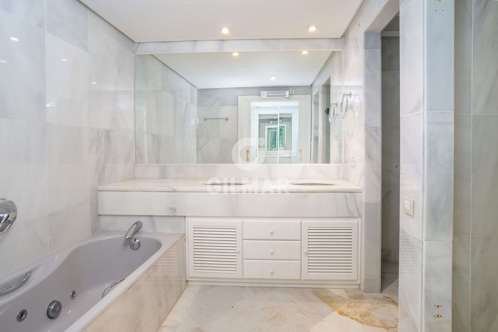 3 sypialnia Mieszkanie na sprzedaż w Nueva Andalucia z basenem garażem - 1 150 000 € (Ref: 9205896)