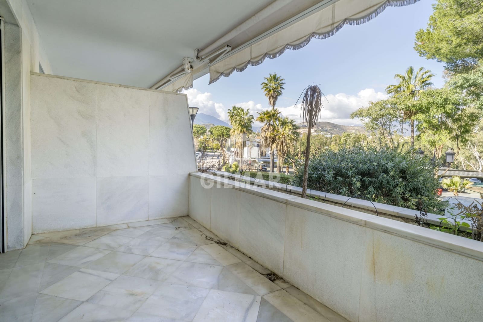 3 sypialnia Mieszkanie na sprzedaż w Nueva Andalucia z basenem garażem - 1 150 000 € (Ref: 9205896)