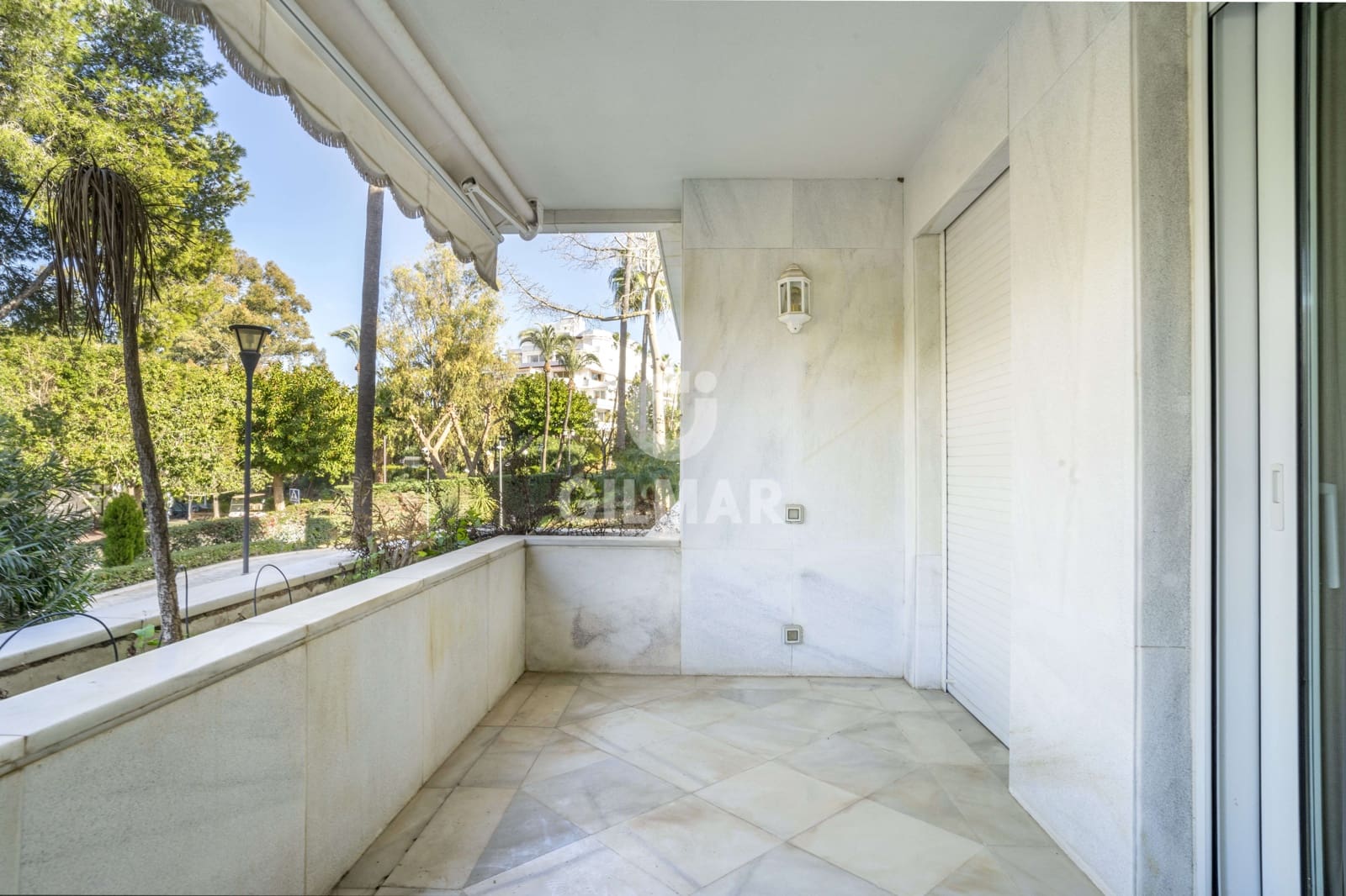 3 sypialnia Mieszkanie na sprzedaż w Nueva Andalucia z basenem garażem - 1 150 000 € (Ref: 9205896)