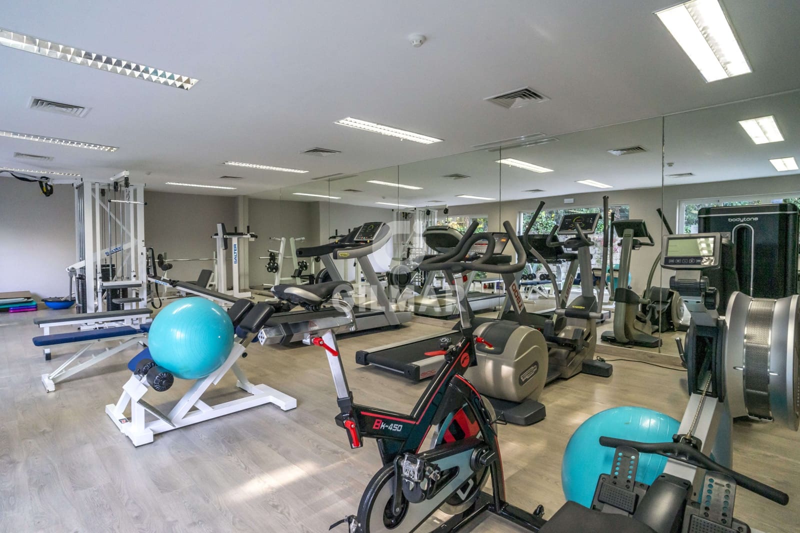 3 sypialnia Mieszkanie na sprzedaż w Nueva Andalucia z basenem garażem - 1 150 000 € (Ref: 9205896)