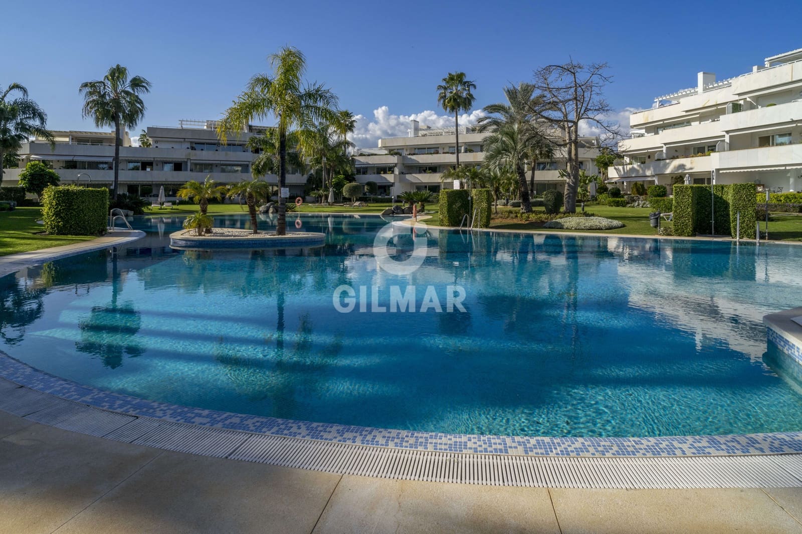 3 sypialnia Mieszkanie na sprzedaż w Nueva Andalucia z basenem garażem - 1 150 000 € (Ref: 9205896)