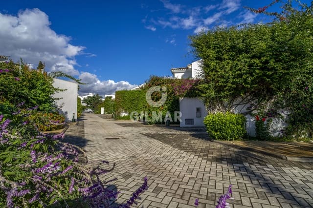 3 soverom Kjedet enebolig til salgs i Nueva Alcántara, Marbella med svømmebasseng garasje - € 1 450 000 (Ref: 9205900)