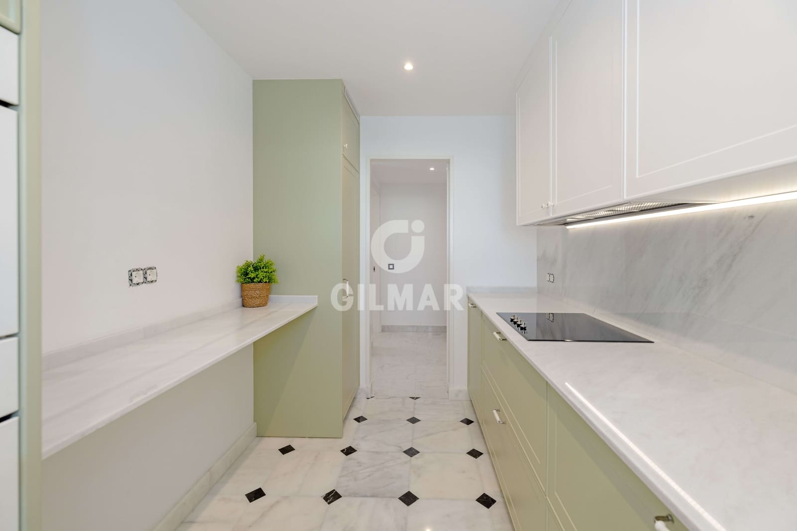 3 soverom Leilighet til salgs i Nueva Andalucia med svømmebasseng garasje - € 1 190 000 (Ref: 9205903)