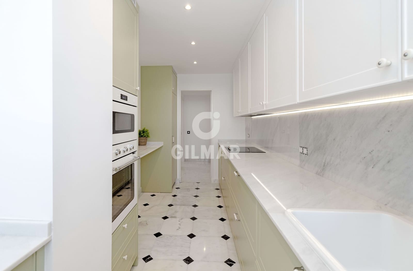 3 soverom Leilighet til salgs i Nueva Andalucia med svømmebasseng garasje - € 1 190 000 (Ref: 9205903)