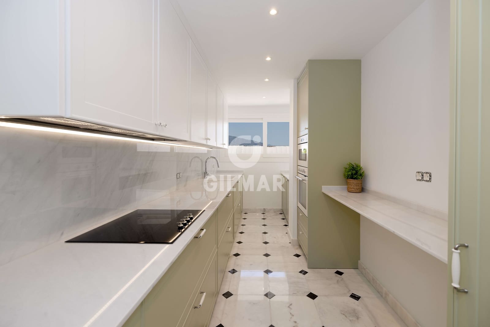 3 soverom Leilighet til salgs i Nueva Andalucia med svømmebasseng garasje - € 1 190 000 (Ref: 9205903)