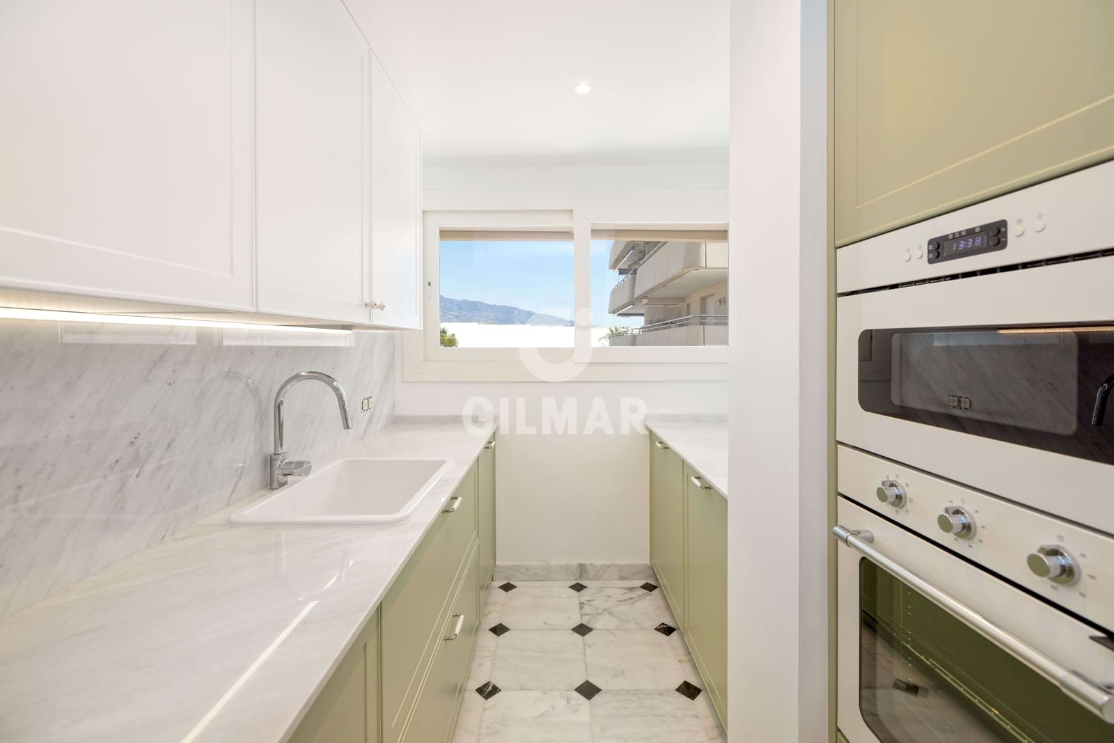 3 soverom Leilighet til salgs i Nueva Andalucia med svømmebasseng garasje - € 1 190 000 (Ref: 9205903)