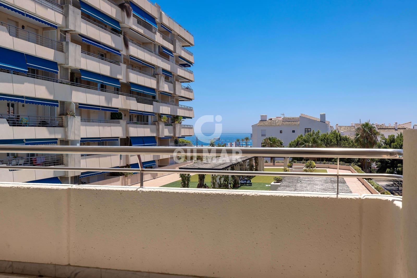 3 soverom Leilighet til salgs i Nueva Andalucia med svømmebasseng garasje - € 1 190 000 (Ref: 9205903)