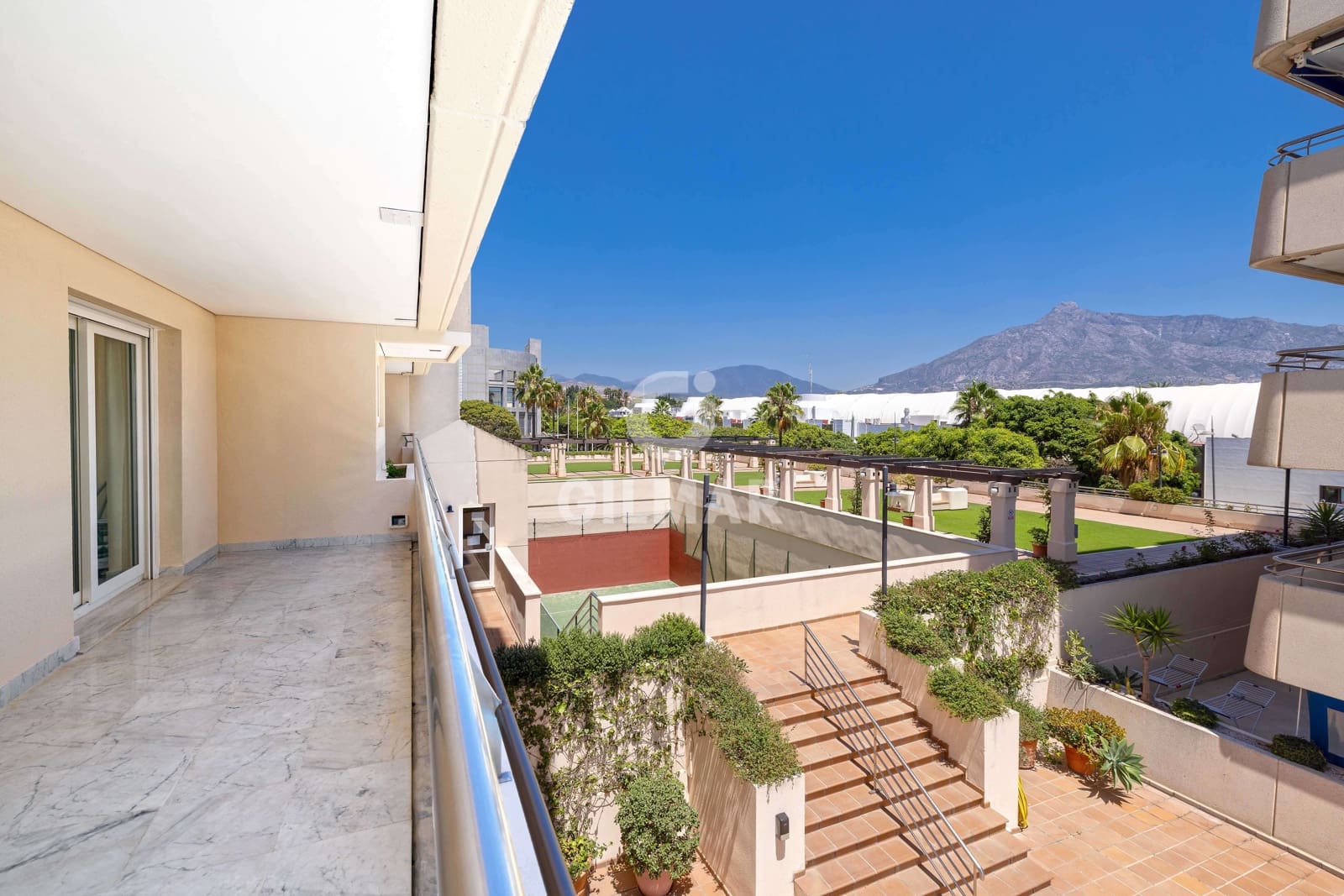 3 soverom Leilighet til salgs i Nueva Andalucia med svømmebasseng garasje - € 1 190 000 (Ref: 9205903)