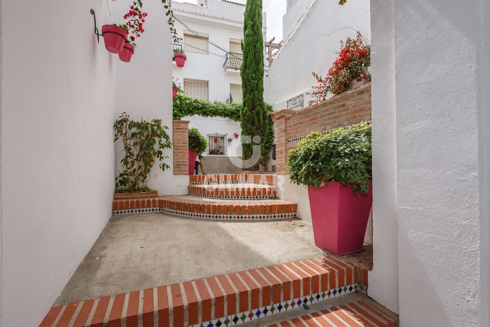 Hotel for sale in Estepona - € 4,300,000 (Ref: 9205906)