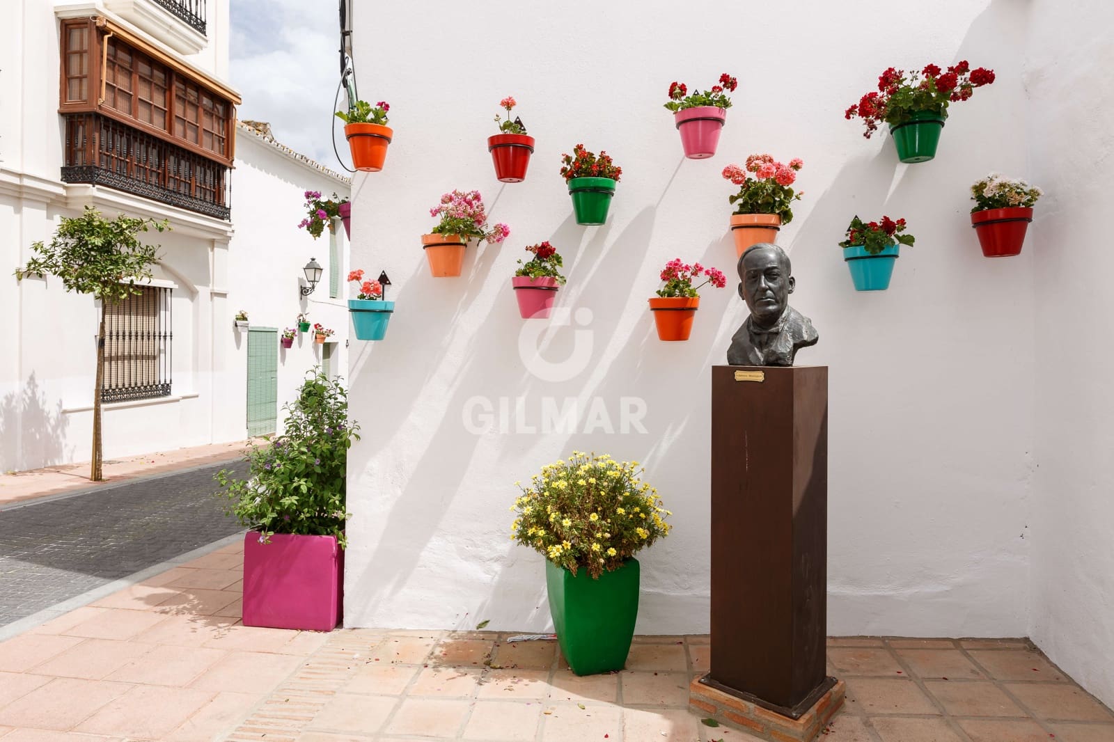 Hotel for sale in Estepona - € 4,300,000 (Ref: 9205906)