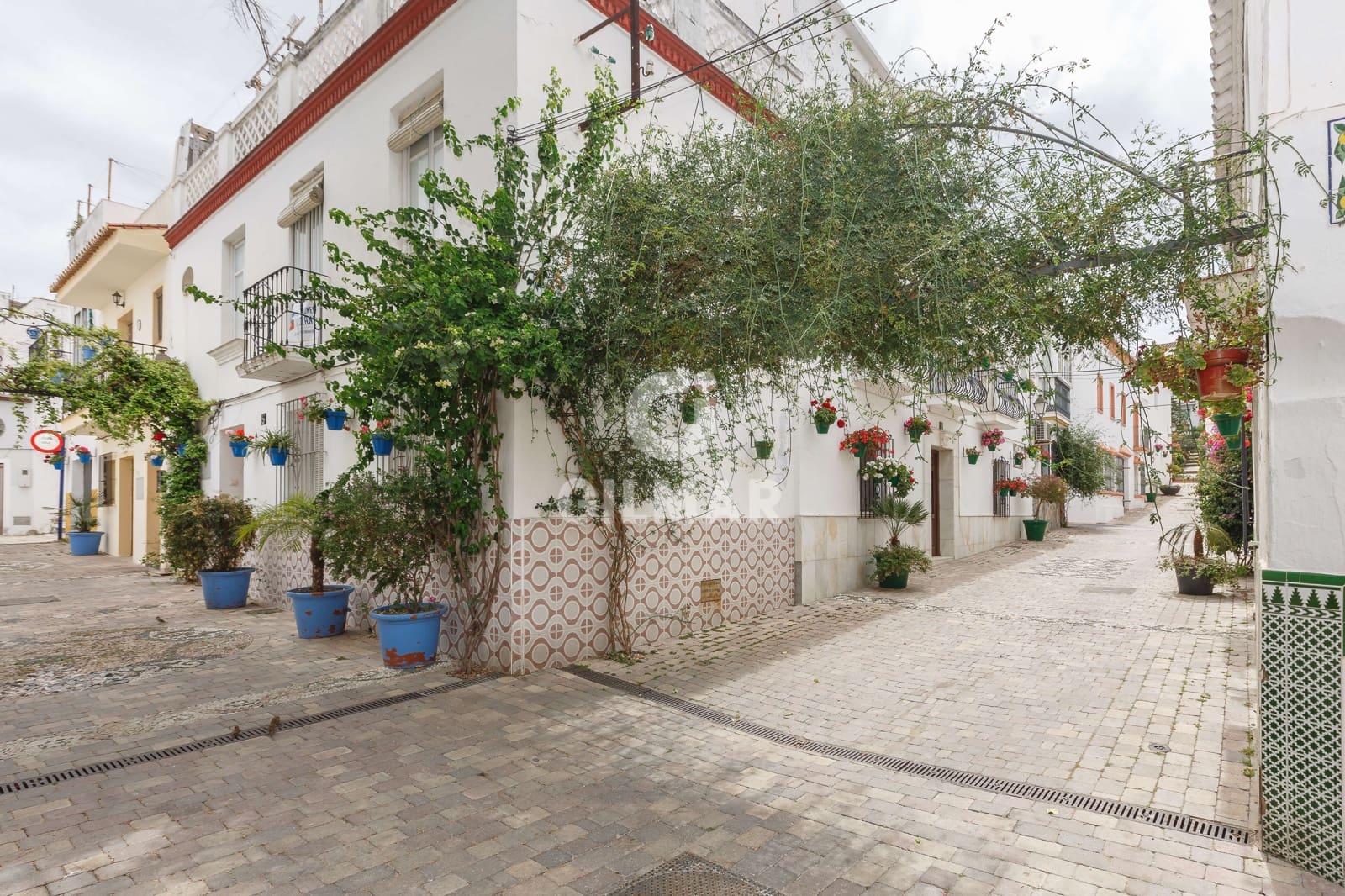 Hotel for sale in Estepona - € 4,300,000 (Ref: 9205906)