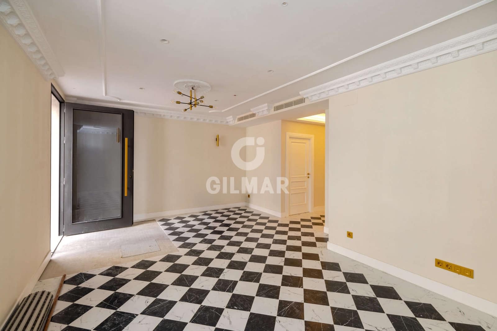 Hotel for sale in Estepona - € 4,300,000 (Ref: 9205906)
