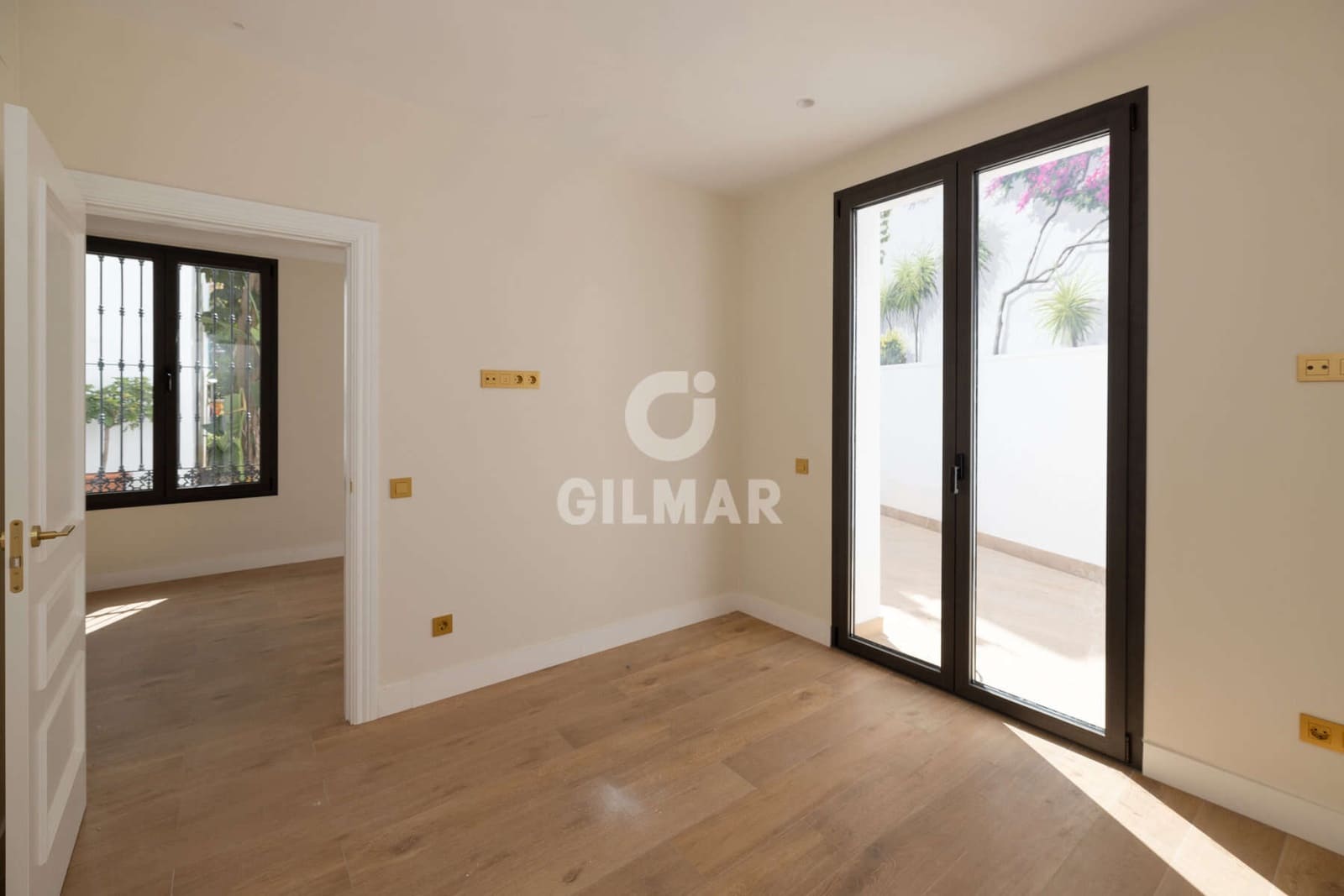 Hotel for sale in Estepona - € 4,300,000 (Ref: 9205906)