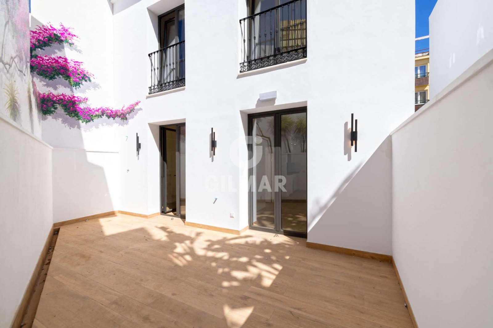 Hotel for sale in Estepona - € 4,300,000 (Ref: 9205906)