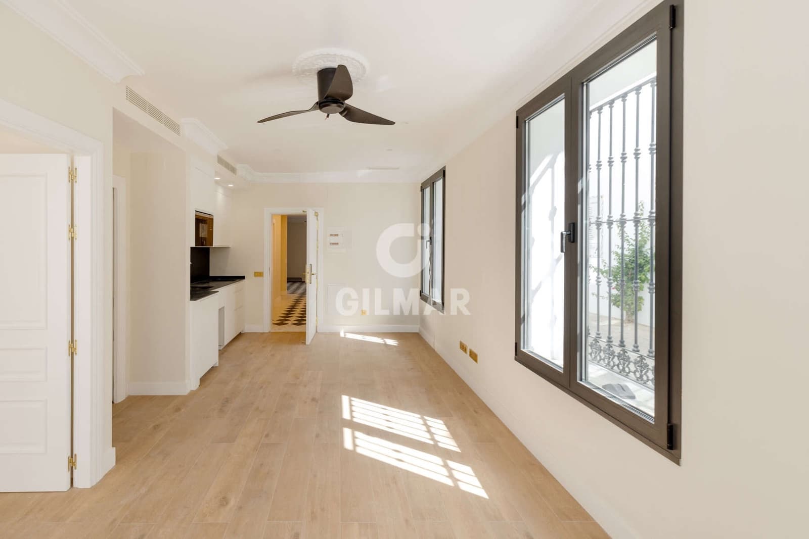 Hotel for sale in Estepona - € 4,300,000 (Ref: 9205906)