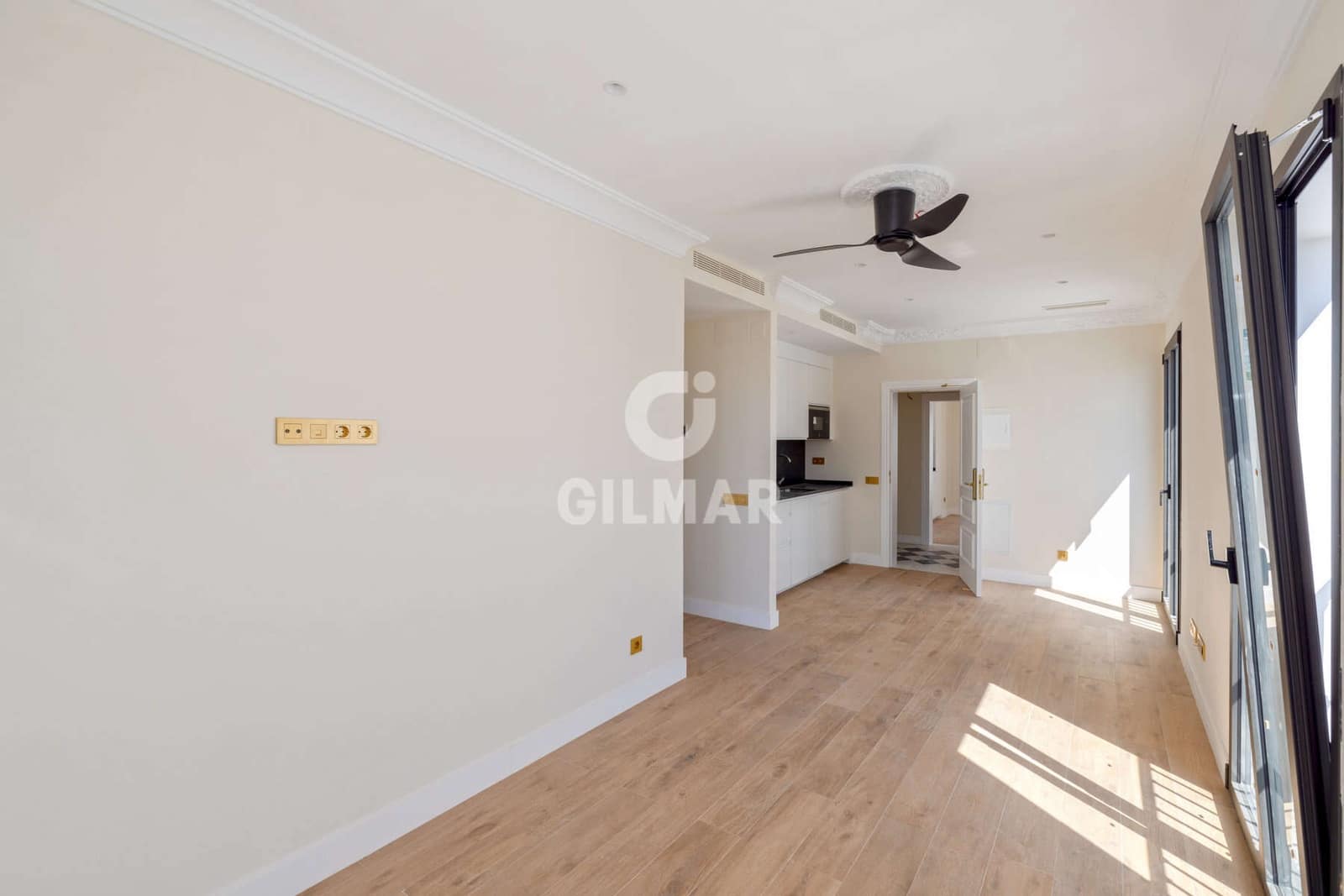 Hotel for sale in Estepona - € 4,300,000 (Ref: 9205906)
